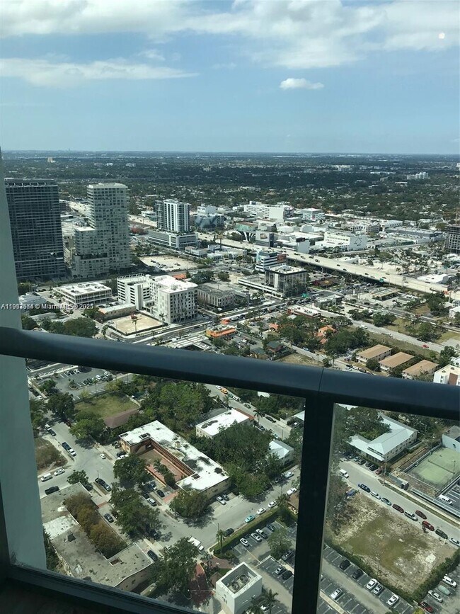 Foto del edificio - 650 NE 32nd St