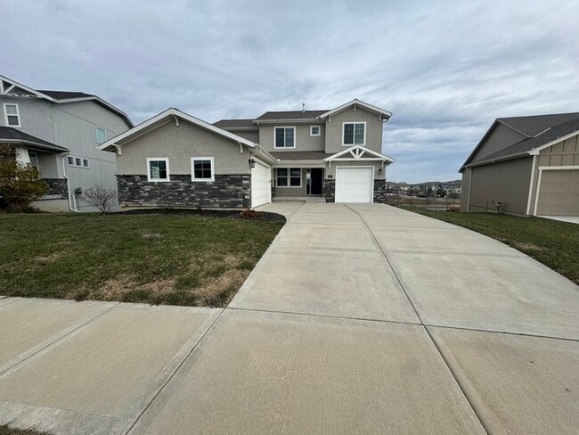 Building Photo - Luxury 5BR 4 BA Home w/ Pool and Clubhouse Access in GREAT location!