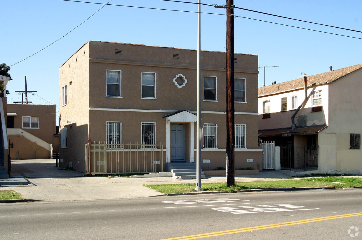 Building Photo - 10961-10965 S Figueroa St