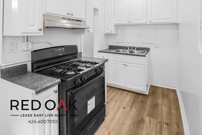 Building Photo - Lovely Bright and Spacious Completely Remo...