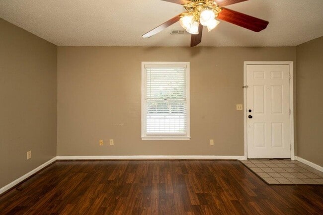 Foto del edificio - 211 W Longleaf Dr