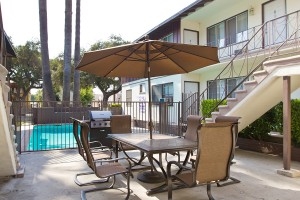 Courtyard - Verdugo Plaza Apartments