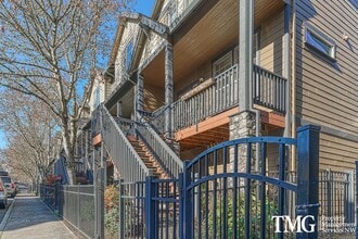 Building Photo - 1485 NE Alexandria Pl