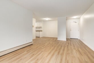 Building Photo - Woodlands Manor
