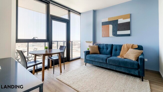 Building Photo - 513 S Damen Ave