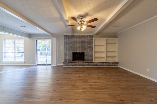 Building Photo - ** Move-In Special ** Beautiful 3 Bed 2 Ba...