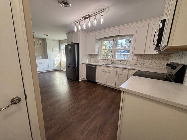 Foto del edificio - Radford 3 Br/2.5 Ba, Available for rent