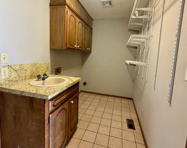 Building Photo - 15604 Gaddy Rd