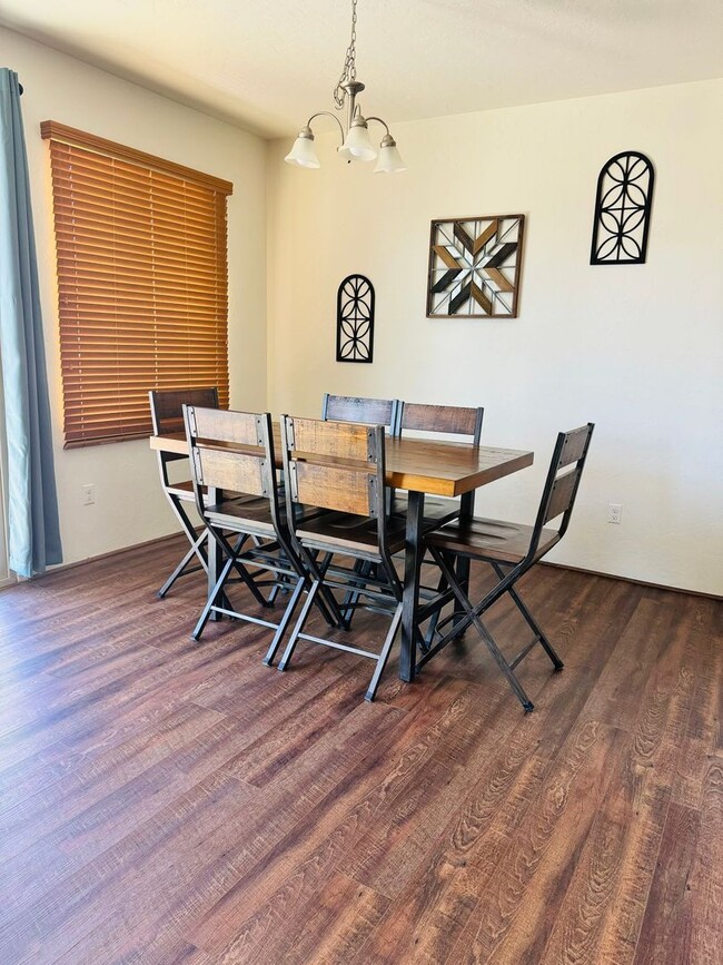 Foto del edificio - Furnished monthly rental home with all utilities included.