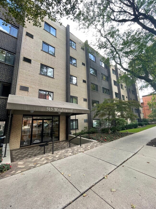 Building Photo - 515 W Wrightwood Ave