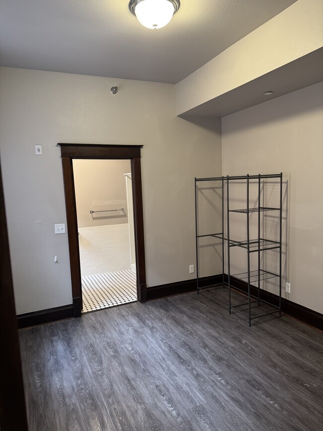 Building Photo - Western Building