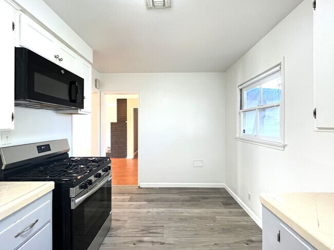 Foto del edificio - GREAT NEIGHBORHOOD ON A QUIET CUL-DE-SAC 4+2 LARGE BACKYARD