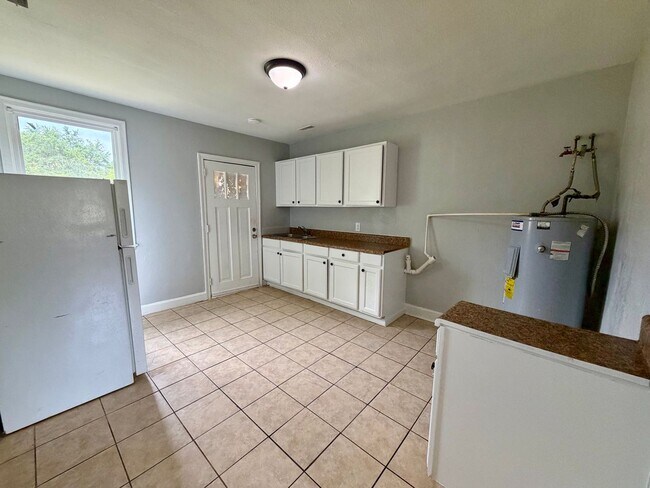 Foto del edificio - 704 Miller Rd