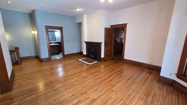 Building Photo - 3 bed - 1 bath One block from Grand Ave in St. Paul