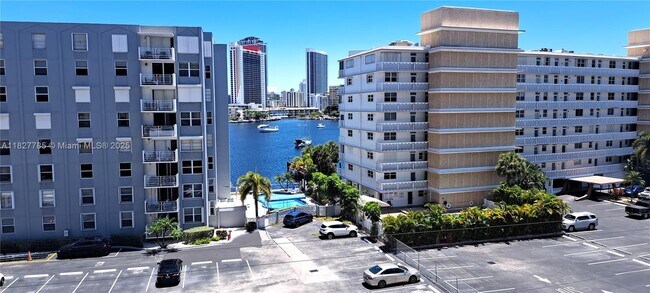 Building Photo - 427 Golden Isles Dr