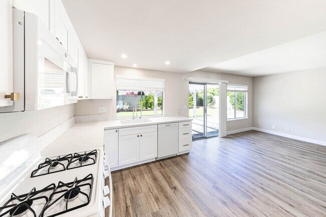 Foto del edificio - Upgraded 4 bedroom Fountain Valley Home