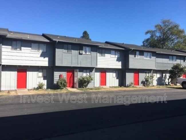 Building Photo - 1960 33 Avenue