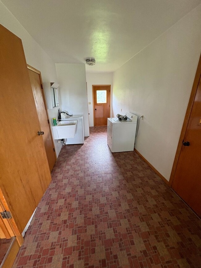 Building Photo - 2 bedroom 1 bath ranch style home