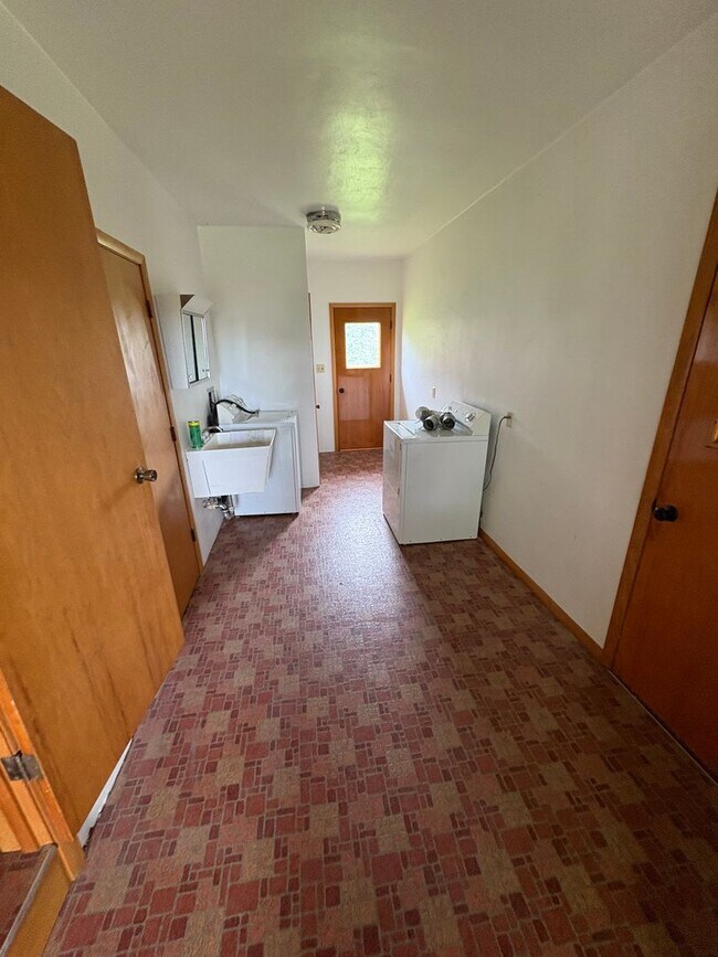 Foto del edificio - 2 bedroom 1 bath ranch style home