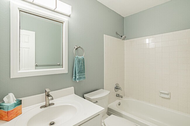 Foto del edificio - Gorgeous 4 Bed 3 Bath Home with Fully Fenc...