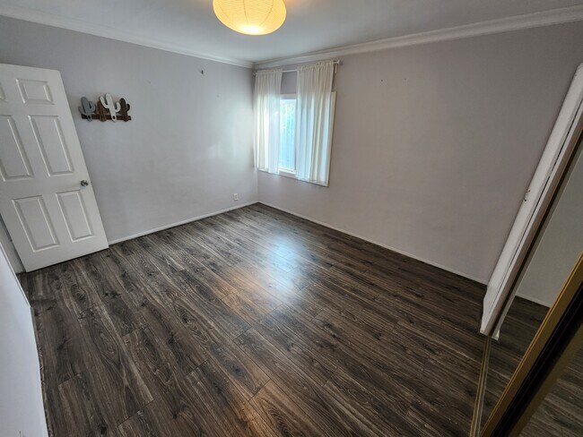 Foto del edificio - 6543 Teesdale Ave