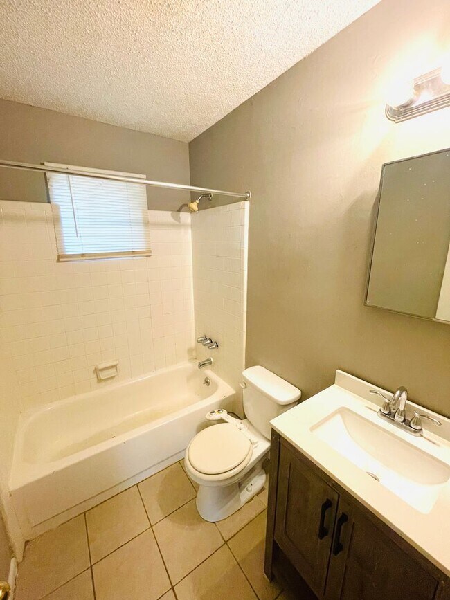Building Photo - ** 3 Bed 1 Bath located in Chisholm ** Cal...