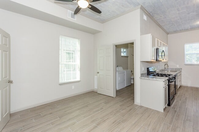 Building Photo - 215 N Milby St