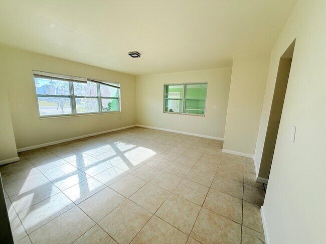 Foto del edificio - 7000 Hibiscus Ave S