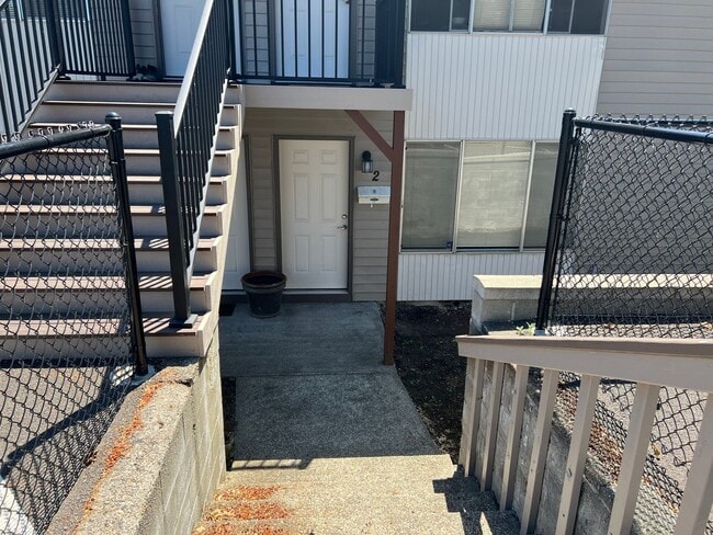 Building Photo - Quiet 2 bedroom apartment
