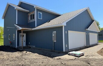 Building Photo - 306-312 Francis Cir