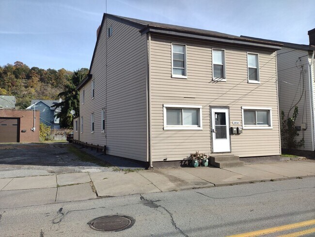 Building Photo - 1850 Main Street