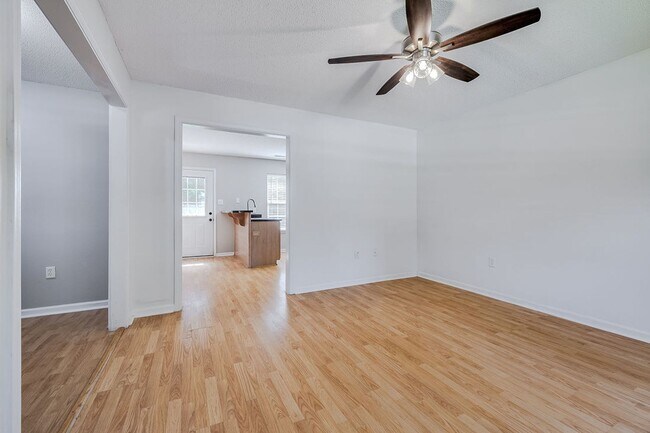 Foto del edificio - 3 Bedroom Springfield Home with Garage and Large Backyard