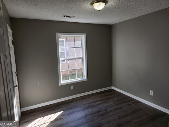 Building Photo - 75 Klassing St SW