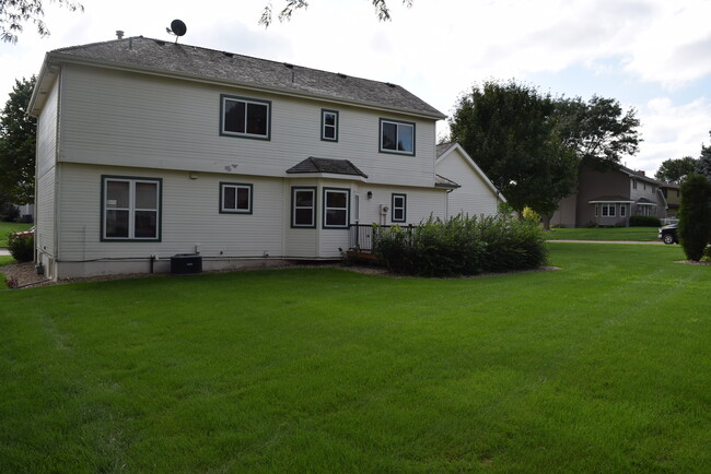 Building Photo - 2104 Skyline Dr