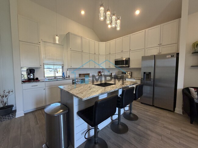 Foto del edificio - 492 Cliff Bullock Dr