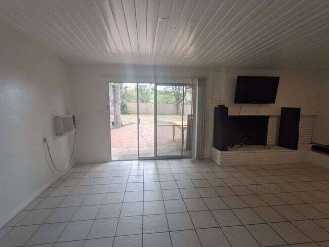 Building Photo - Updated 5 bedroom 3 bathroom house w/ HUGE YARD