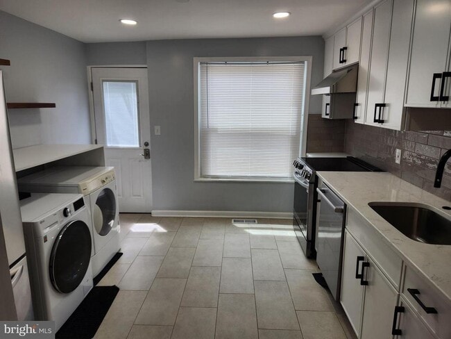 Building Photo - 308 S Bouldin St