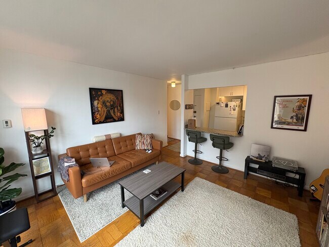 Sala de estar con acceso a la cocina - 1260 21st St NW