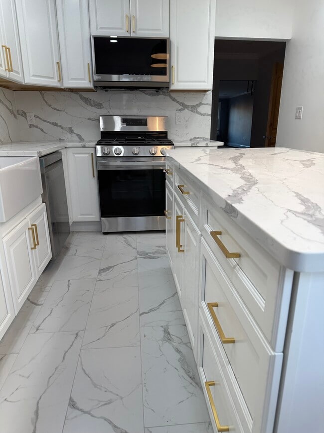 Quartz countertops, dishwasher - 859 Avenue C