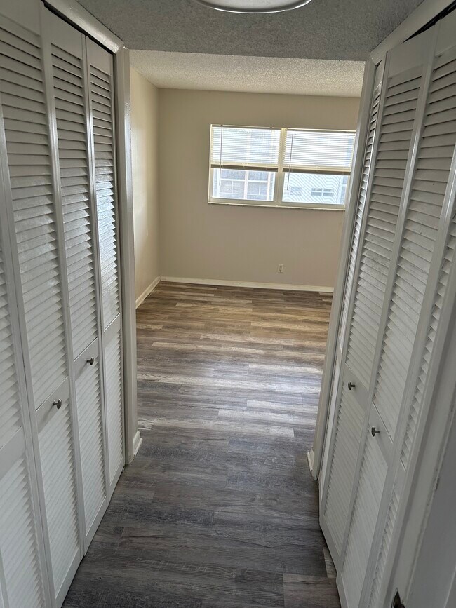 Armarios de dormitorio - 220 SW 9th Ave