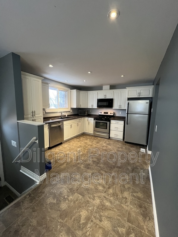 Building Photo - 596 Garside Dr