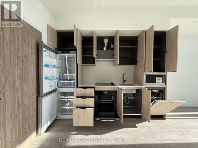 Building Photo - 1007 The Queensway