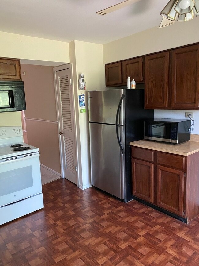 Building Photo - 9355 Hamilton Ct