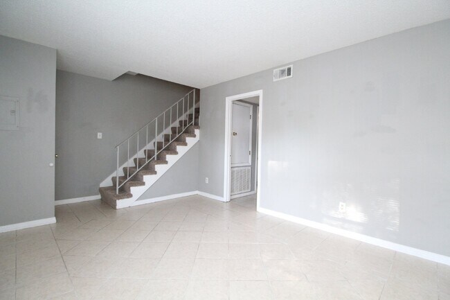 Foto del edificio - Updated 2BR/1.5BA End-Unit Townhome Near N...