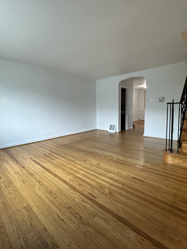 Loving room1 - 205 W Colonial St