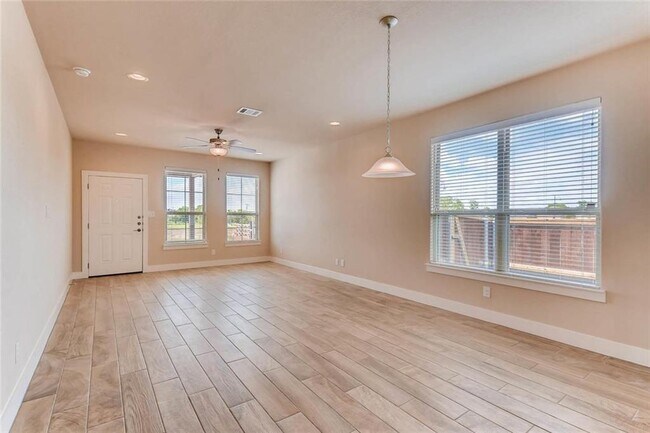 Foto del edificio - 440 High Tech Dr