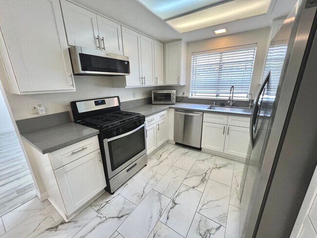 Building Photo - Updated Norwalk Townhome within Gated Comm...