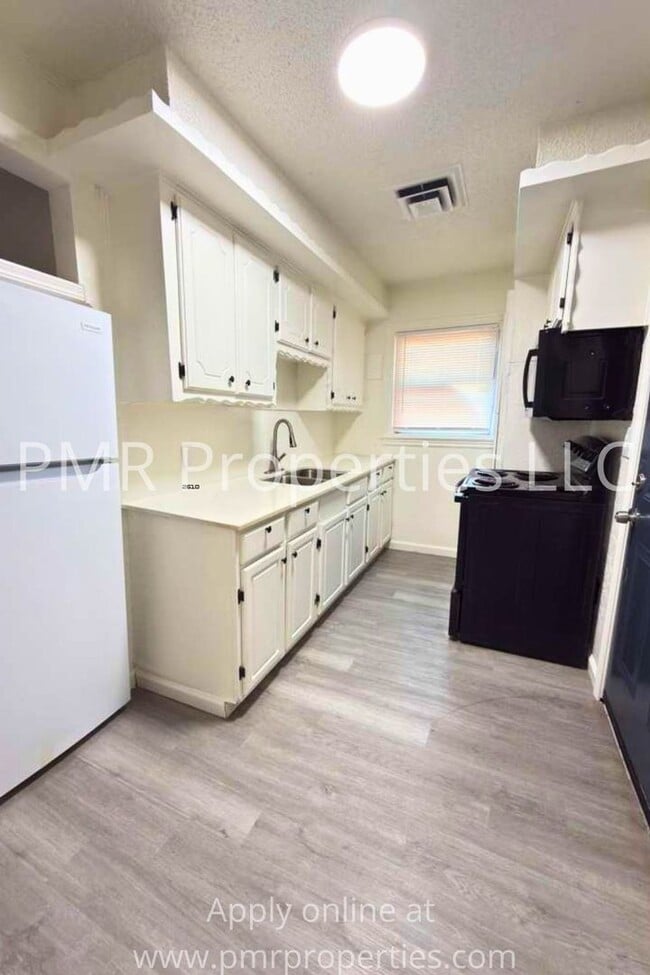 Building Photo - 2 Bedroom/ 1 Bathroom House