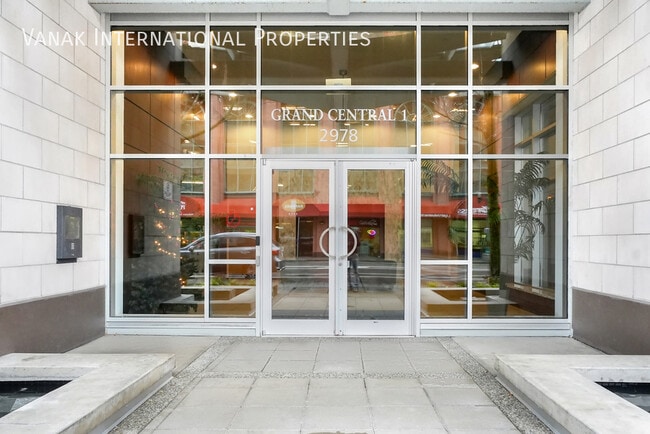 Building Photo - Modern 2 Bed 2 Bath Condo with Stunning Ci...