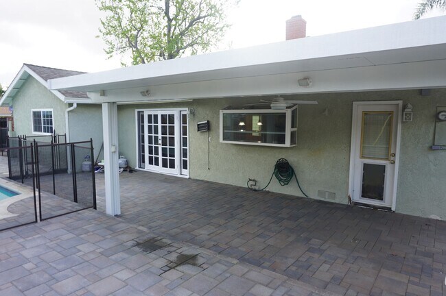Building Photo - Charming 3 Bed 2 Bath Pool Home in City of Orange